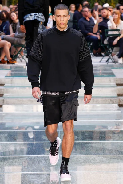 Look 17